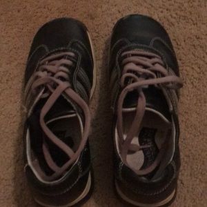 Skechers black walking shoe